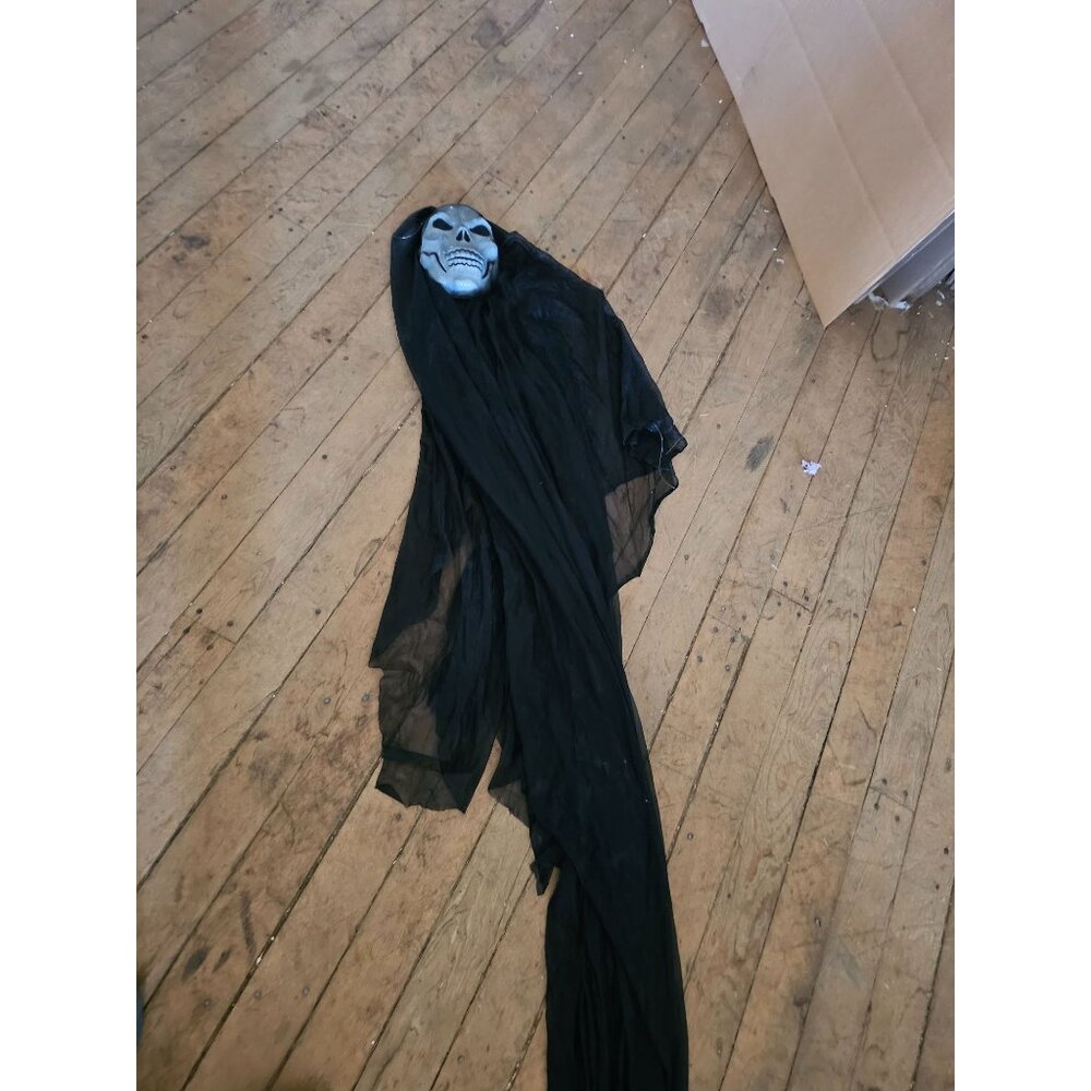 Hanging‎ skeleton mask life-size Halloween prop